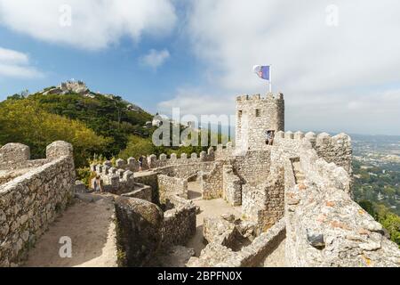 Malerische Aussicht auf die mittelalterliche Bergburg Castelo dos Mouros (Die Burg der Mauren) in Sintra, Portugal. Stockfoto