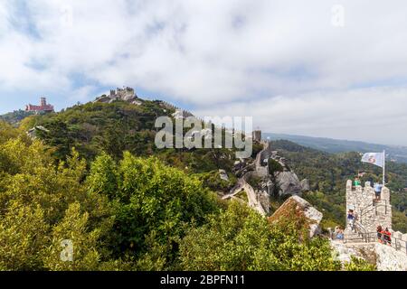 Blick auf den Pena Palast (Palacio da Pena) und mittelalterlichen Burg Castelo Dos Mouros (die Burg der Mauren) in Sintra, Portugal. Stockfoto