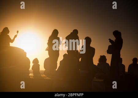 Silhouetten von Menschen Bilder aufnehmen mit Smartphones Stockfoto