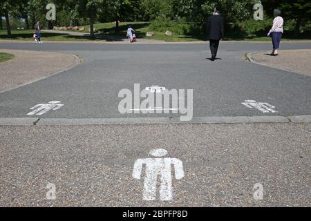 Soziale Distanzierungspunkte im Finsbury Park, London, nach der Einführung von Maßnahmen, um das Land aus der Blockierung zu bringen. Stockfoto