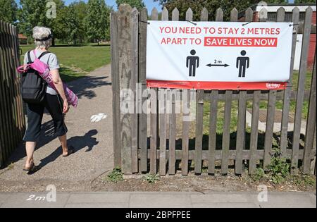 Soziale Distanzierungsskalen im Finsbury Park, London, nach der Einführung von Maßnahmen, um das Land aus der Blockierung zu bringen. Stockfoto