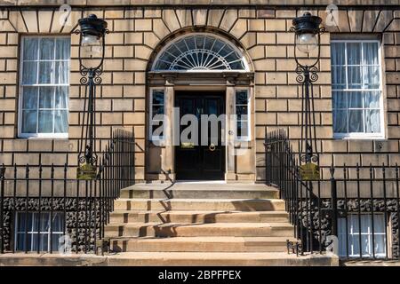 Eintritt zum Bute House, offizieller Wohnsitz des Ersten Ministers, am Charlotte Square, Edinburgh New Town, Schottland, Großbritannien Stockfoto