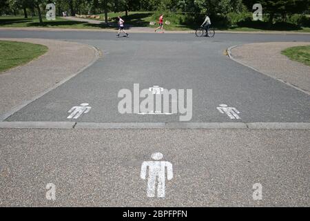 Soziale Distanzierungspunkte im Finsbury Park, London, nach der Einführung von Maßnahmen, um das Land aus der Blockierung zu bringen. Stockfoto