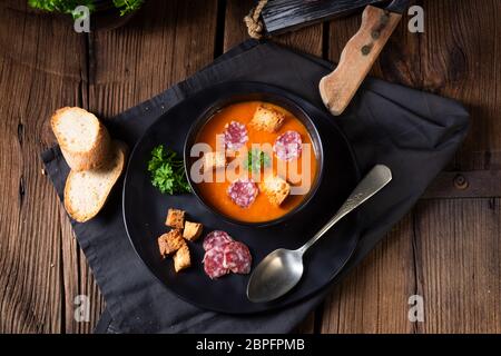 Ungarische paprika Rahm Suppe mit würzigen Würstchen Stockfoto