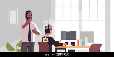 Haftnotiz mit Text Kick me auf dem Rücken von Geschäftsmann april Narren Tag Konzept african american man klebt Aufkleber Inschrift Mitarbeiter moderne Büro Interieur Porträt horizontal Vektor Illustration Stock Vektor