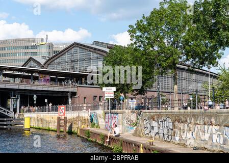 Berlin, Deutschland - 27. Juli 2019: Bahnhof Friedrichstraße von der Spree Stockfoto