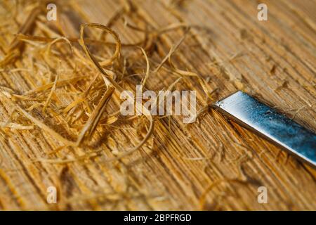 Hackschnitzel und Kutter liegen auf einem Holzbrett. Stockfoto