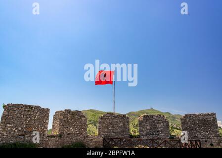 Albanische Flagge oben Rozafa Schloss in Shkodra, Albanien fliegen Stockfoto