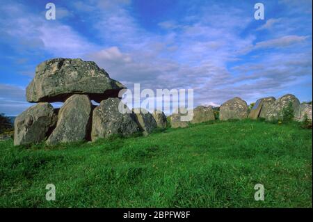 Horizontale Ansicht von Grab 7 in Carrowmore, die größte und eine der ältesten Friedhöfe der megalithischen Gräbern in Irland, in einer hügeligen Gegend, blauer Himmel Stockfoto