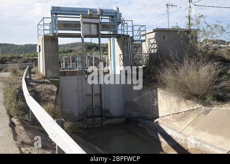 Schleuse Tor auf kleinen Aquaduct in Spanien Stockfoto
