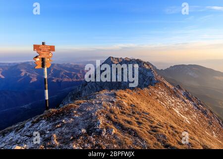 La Om Peak (piscul Baciului) 2238 m. Piatra Craiului Bergen, Rumänien Stockfoto