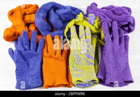 Werkstatt von Hand eine Fleece Handschuhe aus Schafwolle nass Filzen Prozess - multi gefärbte Wolle handmade gefilzte Handschuhe und Wolle für Sie Stockfoto