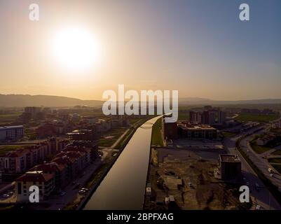 Drohnenansicht auf den Teil der Stadt Afyon und den Akcaray Fluss in der Türkei während der Sonnenuntergangszeit Stockfoto