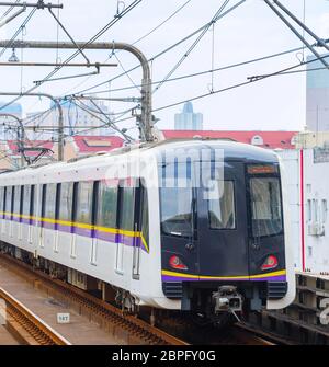 Städtische Szene mit U-Bahn zur Station, Shanghai Stockfoto