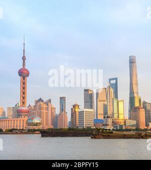 Skyline von Shanghai mit moderner Architektur bei Sonnenuntergang, rostigen Schuten durch Stadt Damm, China Stockfoto