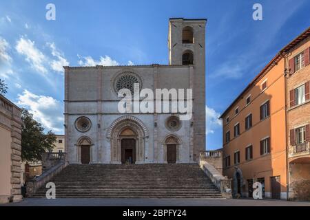 Die gotische Kathedrale Santa Maria Assunta auf der Piazza del Popolo in Todi, Umbrien, Italien Stockfoto