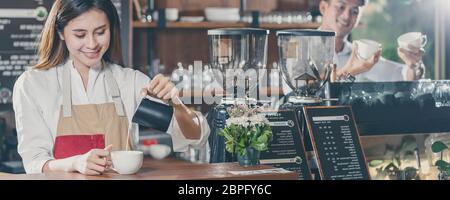 Banner des asiatischen Barista, der Kaffee, Espresso mit Latte oder Cappuccino für Kundenbestellung im Coffeeshop, Barkeeper zum Gießen von Milch, kleine Busi zubereitet Stockfoto