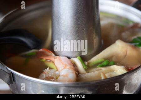 Asiatische würzige Suppe mit Garnelen. Thailändische Küche, Tom Yum Kung genannt Stockfoto