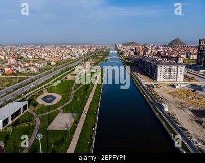 Drohnenansicht auf den Teil der Stadt Afyon und den Akcaray Fluss in der Türkei während der Sonnenuntergangszeit Stockfoto