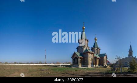 Odessa, Ukraine - 11.10.2018. Unfertig und verlassenen Holzkirche in Aleksandrovka Dorf, Ukraine Stockfoto