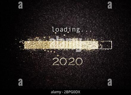 2020 Neujahrs-Hintergrund mit Laderampe aus funkelndem Gold Glitter, der bis ins neue Jahr über einen schwarzen Hintergrund mit Kopierfläche hinunterzählt Stockfoto