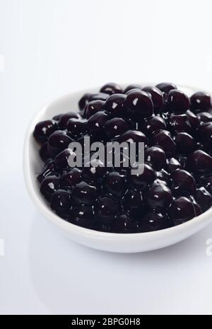 Schüssel mit schwarzen Tapioka Perlen oder boba für den Einsatz in Bubble Tea oder als Nachtisch aus der Maniokwurzel abgeleitet Stockfoto