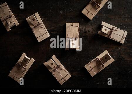 Viele gespannt leer Holz- mausefallen sitzen auf dunklem Boden und Gesehen von oben in full frame Konzept Stockfoto