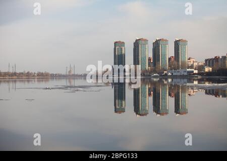 St. Petersburg, Russland, March 22, 2016 Wolkenkratzer am Ufer des Flusses Stockfoto