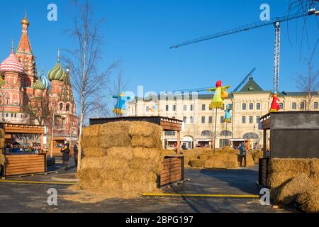 MOSKAU, RUSSLAND - 22. FEBRUAR 2020: Shopping Pavillons im Zaryadye Park während des Pancake Festivals Stockfoto