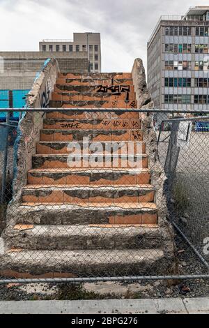 Eine Treppe führt nirgendwo hin - die Überreste eines Gebäudes, das während des Erdbebens 2011 in Christchurch, Neuseeland, zusammenbrach Stockfoto