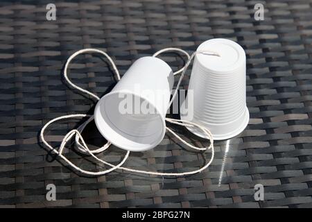 Ein Telefon aus Plastikbechern und Schnur machen, Science Experiment zu Hause mit Schallwellen und Vibrationen Stockfoto