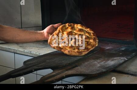 Schöne und köstliche und dampfende traditionelle ramadan Brot der türkischen Küche frisch aus dem Ofen in der Bäckerei Stockfoto