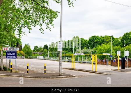 Verlassene Parkplätze, wegen Coronavirus, am Bahnhof in Sandbach Cheshire UK Stockfoto