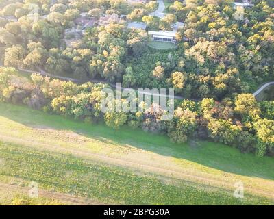 Luftaufnahme Kessler Park südlich von Downtown Dallas, Texas, USA. Überflug Naturgebiet mit reifen Bäumen und hügeligen Gelände Stockfoto