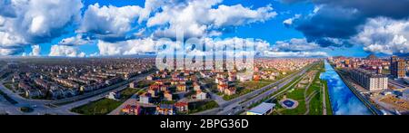 Drohnenansicht auf den Teil der Stadt Afyon und den Akcaray Fluss in der Türkei während der Sonnenuntergangszeit Stockfoto