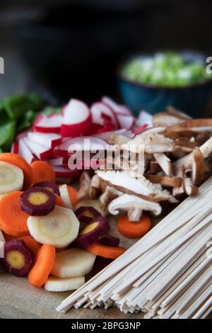 Karotten, shiitakes, Radieschen, und Udon-nudeln bereit für die Suppe. Stockfoto