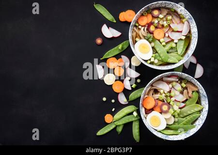 Zwei Schalen von udon nooodle Suppe mit frischem Gemüse und harte boilled Egg: Flach mit kopieren. Stockfoto