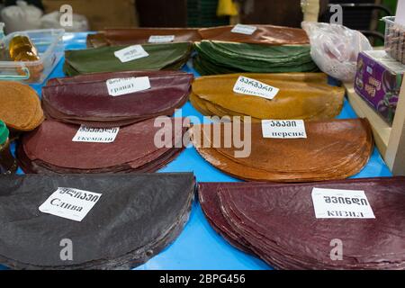 Tklapi, ein traditioneller georgischer Snack aus Fruchtsäften, der auf dem Telavi Market im Weinanbaugebiet Kacheti, Republik Georgien, angeboten wird. Stockfoto