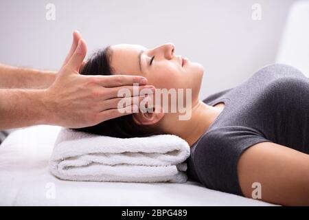 Nahaufnahme eines Therapeuten Hand, Reiki Behandlung zu Frau in Spa Stockfoto