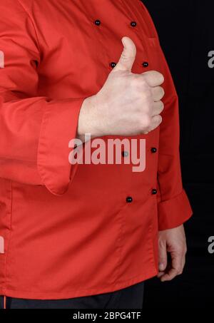 Koch in Rot zeigt Geste, schwarzer Hintergrund Stockfoto