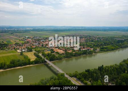 Zoltan Tildy Brücke über die Donau. Tahitotfalu im Hintergrund. Stock Foto an sonnigen Sommertag gemacht. Stockfoto