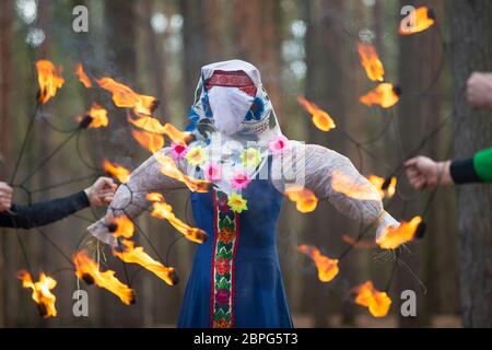 Brennender Stroh gefüllte Karneval, ein Symbol für Winter und Tod in der slawischen Mythologie, heidnische Tradition. Religiöse und Volksfest des ostslawischen Peop Stockfoto