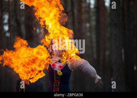 Brennender Stroh gefüllte Karneval, ein Symbol für Winter und Tod in der slawischen Mythologie, heidnische Tradition. Religiöse und Volksfest des ostslawischen Peop Stockfoto