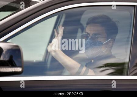 Turin, Italien. Mai 2020. TURIN, ITALIEN - 19. Mai 2020: Paulo Dybala von Juventus FC zeigt sich mit Gesten auf dem Weg zum Trainingsgelände von Continassa, um an einer Trainingseinheit teilzunehmen. Serie A plant, ihre Saison am 13. Juni wieder aufzunehmen, vorbehaltlich der Genehmigung der Regierung, nach der Pause während der COVID-19 Coronavirus Notfall. (Foto: Nicolò Campo/Sipa USA) Quelle: SIPA USA/Alamy Live News Stockfoto