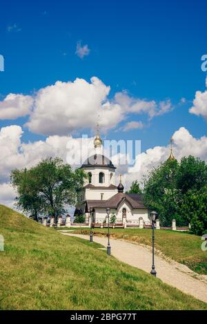 Kirche St. Konstantin und Helena auf der ländlichen Insel Swjaschsk in Russland. Vertikale Ausrichtung. Stockfoto