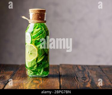 Detox Wasser gewürzt mit in Scheiben geschnittenen Zitrone, Gurke und frische Zweige Minze. Kopieren Sie Platz auf der rechten Seite. Stockfoto