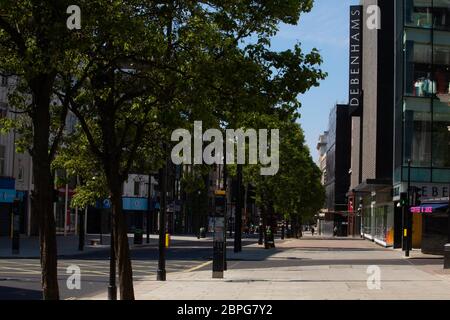 Londons Oxford Street die belebteste Einkaufsstraße des Landes, die voller Verkehr und Menschen ist. Die Straße ist verlassen wegen der Sperrvorschriften in pl Stockfoto