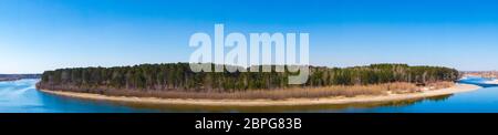 Panorama einer großen Insel auf einem Hintergrund von blauem wolkenlosem Himmel. Heller sonniger Frühlingstag. Kitoy River, Irkutsk Region, Russland Stockfoto