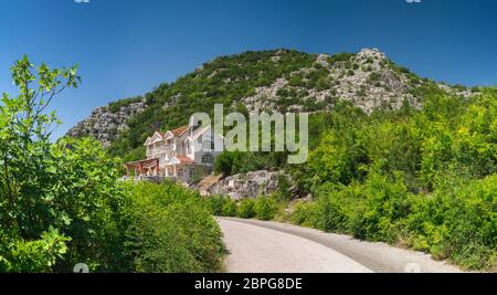 Skutarisee, Montenegro - 07:15. 2018. Hotel in der Nähe von Gazivoda Crnojevica Fluss in Montenegro, Rijeka Crnojevica in Montenegro Bend Stockfoto