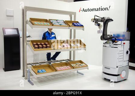 Eine Roboter Omron Automatisierung während der Japan Robot Week Ausstellung in Tokio, Japan. Japan Robot Week ist eine Fachmesse, die sich auf Serviceroboter und roboterbezogene Technologien spezialisiert hat. Diese Veranstaltung soll die zukünftige Geschäftsmöglichkeit durch die Einführung von Forschung, Entwicklung und Fertigung von Robotern in verschiedenen Szenen und der Integration von Robotersystemen schaffen. Stockfoto